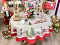 Nappe Noël, Casse-noisettes, sapins verts, cadeaux, flocons, sur un fond beige marbré centrée, ronde Ø 165 cm, polycoton jacquard