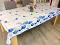 Nappe Ginkgo bleu-indigo, feuilles, fond blanc, rectangulaire 150x240 cm, 100% polyester anti-taches