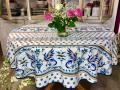 Nappe proven&ccedil;ale, Moustiers bleu classique, sur fond &eacute;cru, ronde &Oslash;160 cm, 100% polyester anti-taches