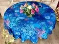 Nappe Jardin corallien, coquillage, m&eacute;duses, blanc, rose, sur un fond bleu profond, ronde &Oslash;160 cm, 100% polyester anti-taches