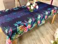 Nappe Fleurs lys, feuilles tropicales et rosaces, sur fond bleu marine, rectangulaire, 100% polyester anti-taches