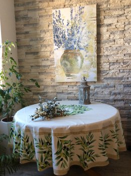 Nappe provençale ronde Maussane, centrée sur fond écru, Ø 180 cm, 100% coton