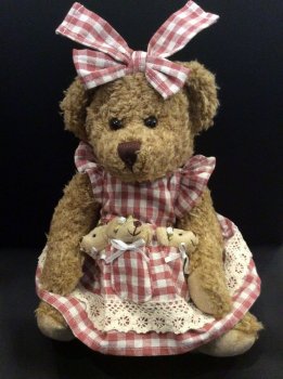 Peluche oursonne et ses bébés oursons, robe Vichy rouge, polyester, 30 cm