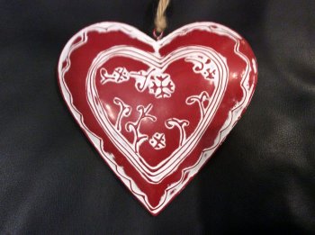 Coeur rouge bombé et décoré de fleurs blancs stylisées, métal, 16x16x3 cm