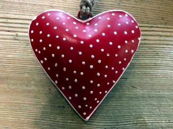 Coeur rouge bombé et décoré de points blancs, métal, 15x15x4 cm et 11x11x3 cm