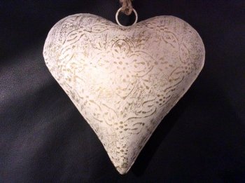 Coeur blanc bombé et décoré d'arabesques dorés, métal, 16x16x5 cm