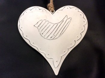 Coeur blanc effet vieilli, oiseaux et arabesques, métal, 13x13x2 cm