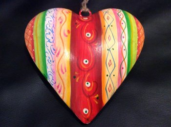 Coeur multicolore bombé et décoré d'arabesques, métal, 13x13x3 cm
