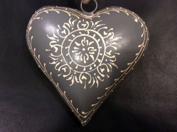 Coeur gris bombé et décoré d'arabesques blancs, métal, 11x11x3 cm et 16x16x5 cm
