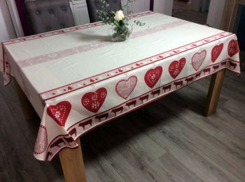 Nappe Coeurs, sapins et vaches rouges sur fond blanc, rectangulaire, 100% coton