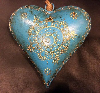 Coeur bleu bombé, décoré dessins blancs, métal, 16x16x4 cm et 21x20x8 cm