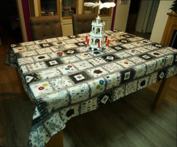 Nappe de Noël, sapins et flocons stylisés noirs, carreaux blancs et noirs, rectangulaire 140x245 cm, polycoton jacquard