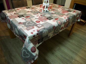 Nappe Patch coeurs, étoiles et flocons de neige gris-rouge, rectangulaire 140x270, polycoton jacquard