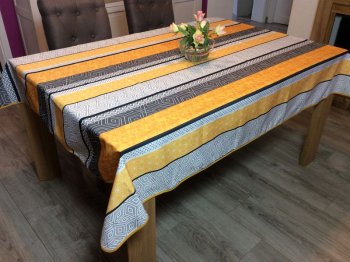 Nappe Contemporaine Variations de losanges, jaune ou rose ou bleu, rectangulaire linéaire 100% polyester anti-taches