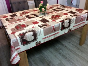 Nappe Alsacienne Maidéla coeur d'Alsace, beige-rouge-taupe, rectangulaire, 100% polyester anti-taches