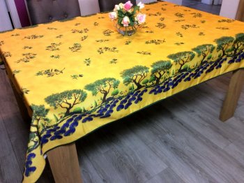 Nappe provençale, Oliviers et lavande, fond jaune ou bleu, rectangulaire 100% polyester anti-taches