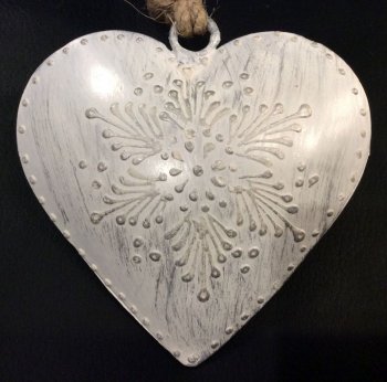 Coeur blanc, effet vieilli, décoré d'arabesques, métal, 9x9x2 cm