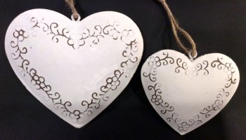 Coeur blanc effet vieilli, arabesques et fleurs, métal