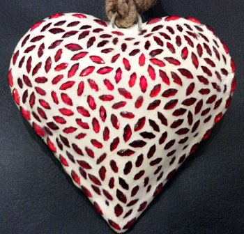 Coeur Strass rouge sur fond blanc, métal