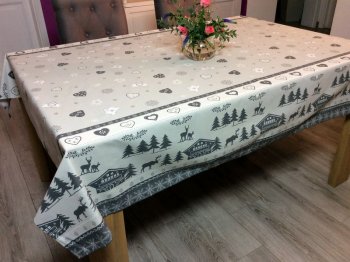 Nappe Chamonix rennes, chalets, sapins sur fond gris clair, rectangulaire, 100% coton