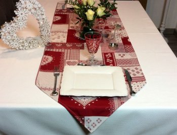 Chemin de Table Messina, Montagne, patchwork coeurs-carreaux et fleurs, rouge-beige, 50x176 cm, polycoton jacquard