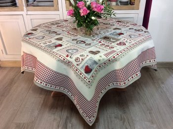 Nappe Patchwork bordurée Vichy rouge, coeurs et carreaux, centrée sur fond beige, carrée 140x140cm, polycoton jacquard