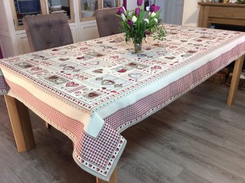 Nappe Patchwork bordurée Vichy rouge, coeurs et carreaux, centrée sur fond beige, rectangulaire, polycoton jacquard, 140x240 cm