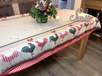 Nappe Coqs et poules Vichy, sur fond crème, ovale, 150x240 cm, 100% polyester anti-taches
