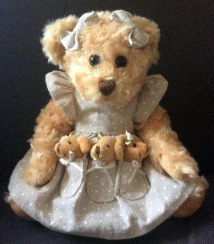 Peluche Oursonne et ses bébés, robe beige à pois, polyester, 30 cm