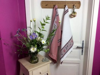 Torchon Famille et Cigogne d'Alsace, rouge ou bleu, rectangulaire 50x75 cm, 100% coton nid d�abeille 