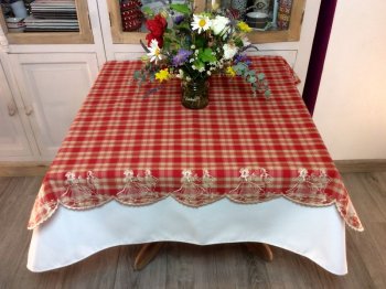 Nappe Danseurs Alsaciens brodés, carreaux rouge- beige, carrée 100x100 cm, 100% coton tissé