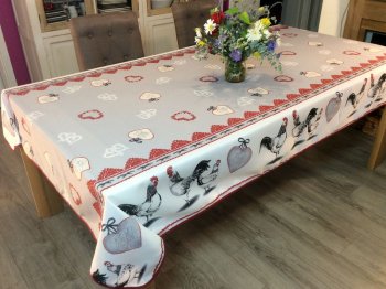 Nappe Gallinou, coqs, poules et coeurs, bordurée gris-rouge, rectangulaire 150x300 cm, 100% polyester anti-taches