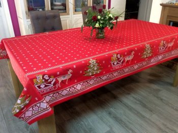 Nappe de Noël Traineaux et sapins sur fond rouge, rectangulaire 160x250, 100% coton