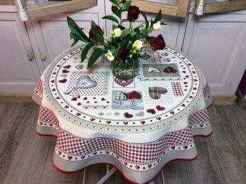 Nappe Patchwork bordurée Vichy rouge, coeurs et carreaux, centrée sur fond beige, ronde Ø 90 cm, polycoton jacquard