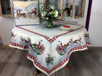 Nappe de Noël, Traineau de rennes dans ciel étoilé, centrée, carrée, polycoton jacquard