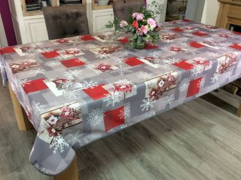 Nappe Noël, flocons de neige, étoiles et coeurs, carreaux rouge et gris, rectangulaire 150x300 cm, 100% polyester anti-taches