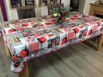Nappe Montagne, Patchwork, cœurs love et carreaux rouge, rectangulaire 150x240 cm, 100% polyester anti-taches