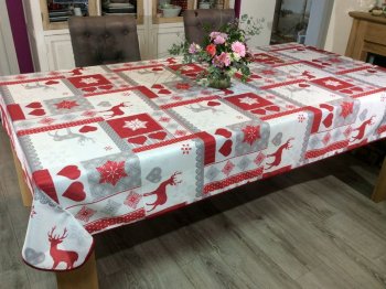 Nappe Noël Patchwork, cerfs, coeurs et flocons de neige, gris-rouge, rectangulaire 150x240 cm, 100% polyester anti-taches