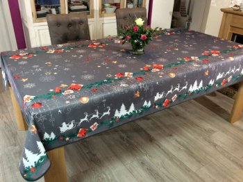 Nappe Traîneau du père Noël, sapins, étoiles et flocons de neige, gris ou rouge, rectangulaire, 100% polyester anti-taches