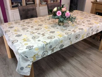 Nappe Montagne, Rudolf, arabesques, cerfs dorés et coeurs, fond gris blanc, rectangulaire 140x200 cm, polycoton jacquard