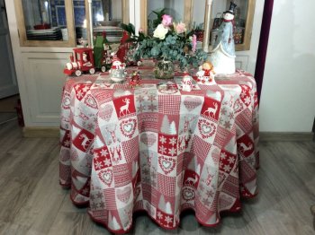 Nappe Baltique, carreaux Vichy, cerfs, sapins, coeurs, flocons, galons, rouge-beige, ronde Ø 230 cm, polycoton jacquard réversible