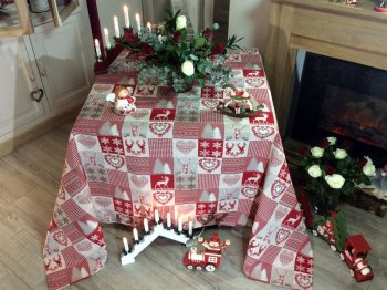 Nappe Baltique, carreaux Vichy, cerfs, sapins, coeurs, flocons, galons, rouge-beige, carrée 200x200 cm, polycoton jacquard réversible