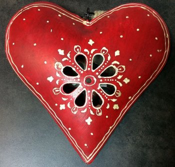 Coeur rouge ou vert, bombé et décoré d'arabesques blancs, 16x16x3 cm, métal ajouré-fleur