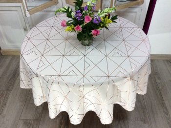 Nappe Quadris, lignes géométriques, rose doré, sur fond rose-poudré, ronde 180 cm, 100% polyester anti-taches
