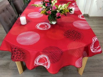 Nappe Cercles, blanc et noir, sur un fond rouge, ovale 150x240 cm, 100% polyester anti-taches
