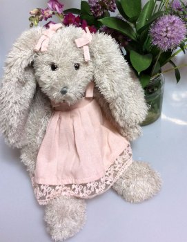 Peluche lapine grise, robe rose, bord dentelle, polyester, 30 cm