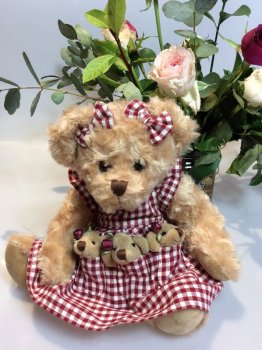 Peluche oursonne et ses bébés, robe Vichy rouge, polyester, 30 cm