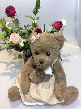 Peluche oursonne, robe beige ou rose à pois et bandoulière ours marron, polyester, 35 cm