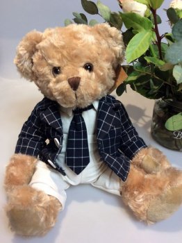 Peluche ourson, cravate et veste à carreaux bleu marine, pantalon beige, polyester, 35 cm