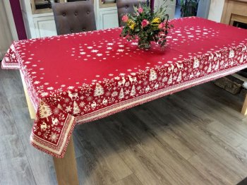 Nappe Vallée, montagne, chalets, rennes, sapins et flocons de neige, rouge, rectangulaire 140x250 cm, polycoton jacquard réversible